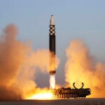 Esta foto facilitada por el gobierno norcoreano muestra lo que dice ser un misil balístico intercontinental en un simulacro de lanzamiento