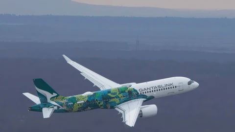 El Airbus A340 de la compañía rumana Legend Airlines aterrizó el jueves en el aeropuerto parisino de Vatry