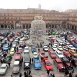 Salamanca acoge la XXVI edición del Guardia Urbano, un evento solidario organizado por el Automóvil Club de Salamanca en colaboración con el Museo de Historia de la Automoción que incluye una concentración de vehículo clásicos en la Plaza Mayor