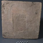 Ladrillo que data del reinado de Nabucodonosor II (ca. 604 a 562 a.C.) según la interpretación de la inscripción. Este objeto fue saqueado de su contexto original antes de ser adquirido por el Museo Slemani y almacenado en dicho museo con el acuerdo del gobierno central.