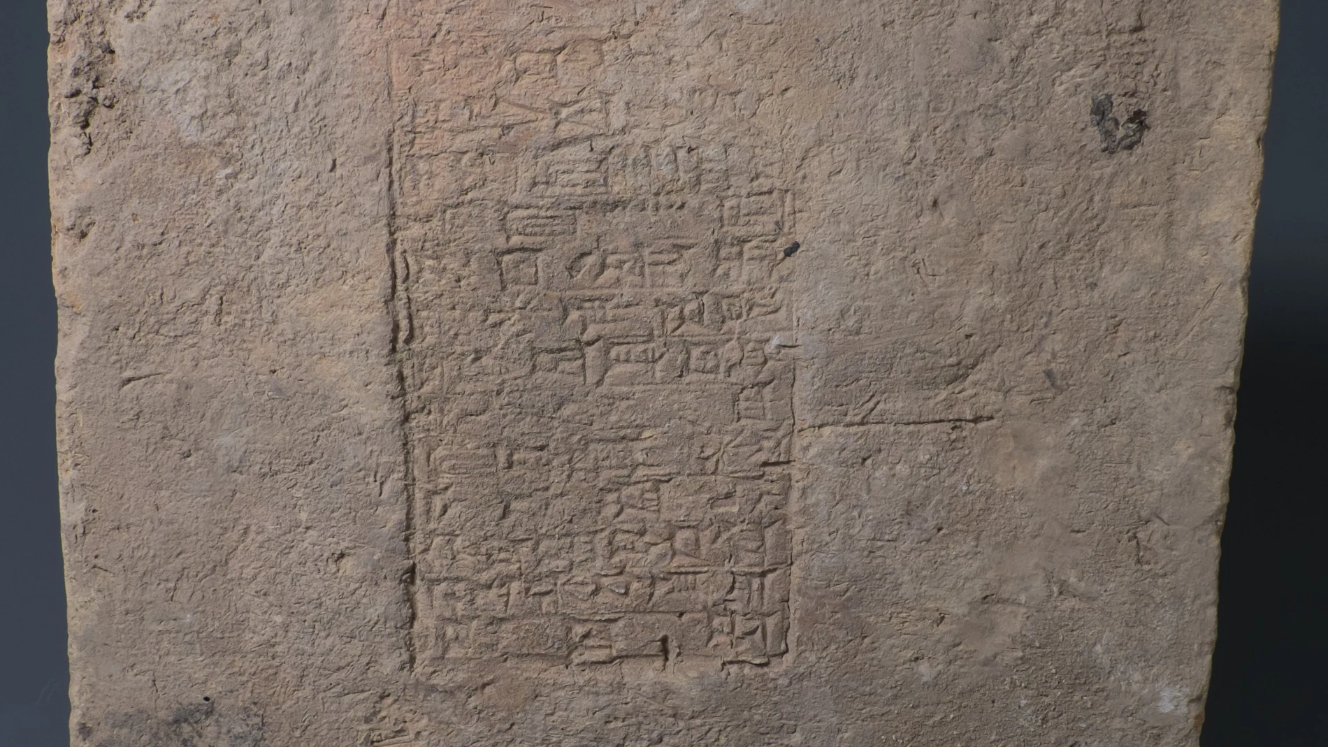 Ladrillo que data del reinado de Nabucodonosor II (ca. 604 a 562 a.C.) según la interpretación de la inscripción. Este objeto fue saqueado de su contexto original antes de ser adquirido por el Museo Slemani y almacenado en dicho museo con el acuerdo del gobierno central.