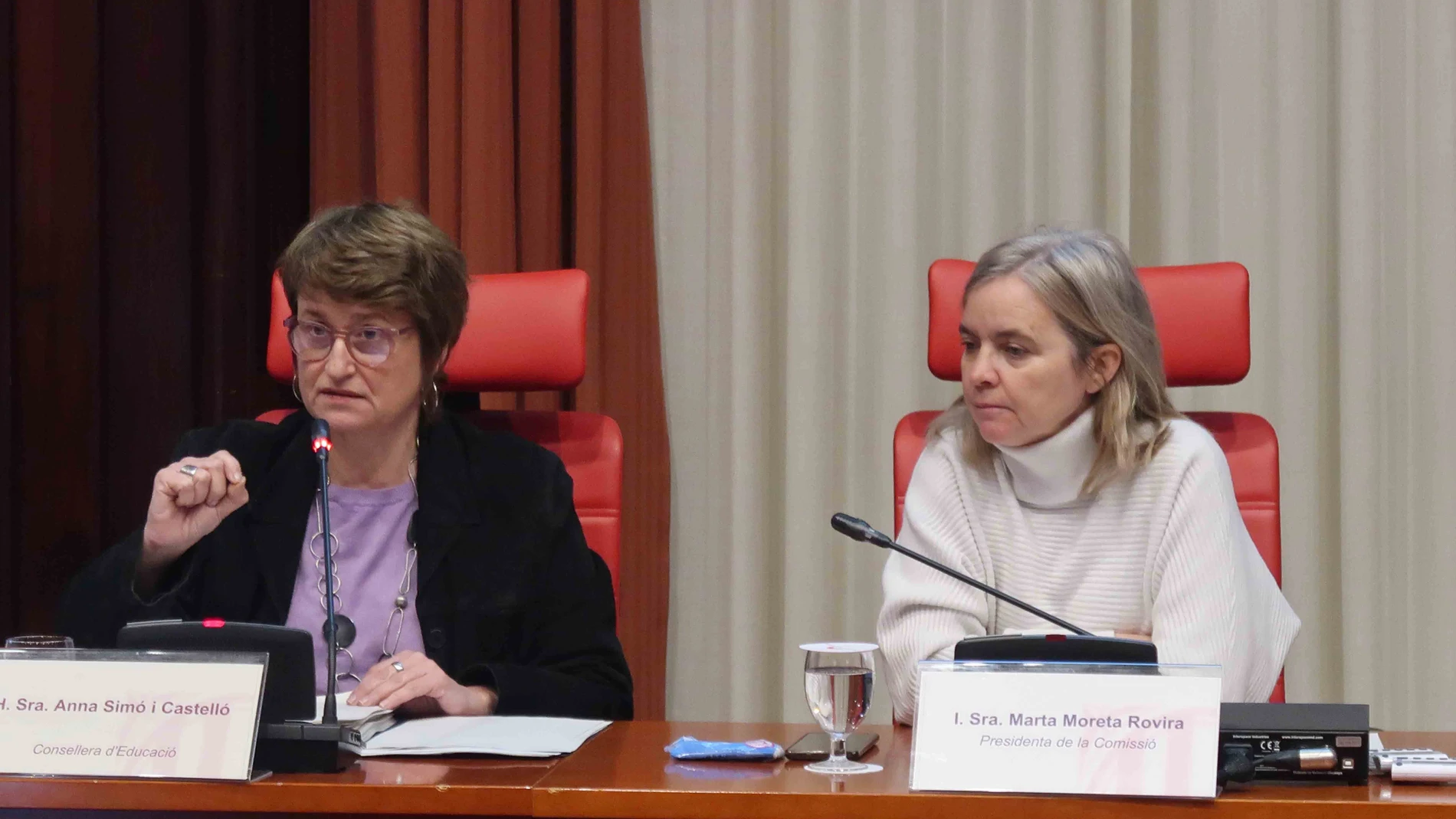 A la izquierda, la consellera de Educación de la Generalitat, Anna Simó, en la comisión de Educación del Parlament PARLAMENT 18/12/2023