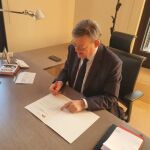 Ximo Puig firma el acta de renuncia como diputado de Les Corts