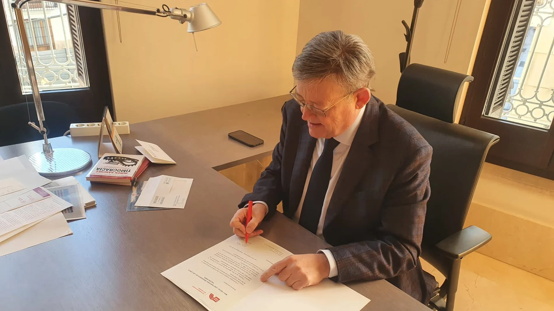 Ximo Puig firma el acta de renuncia como diputado de Les Corts