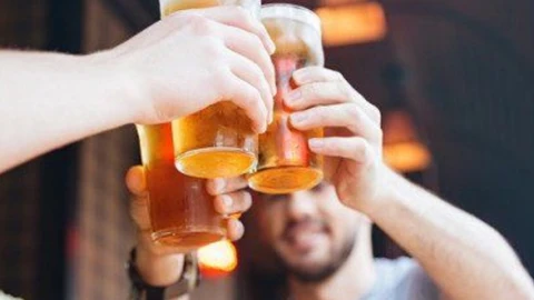 Gente brindando con cervezas