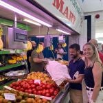 En los mercados municipales de Alicante la venta minorista se complementa con la oferta gastronómica