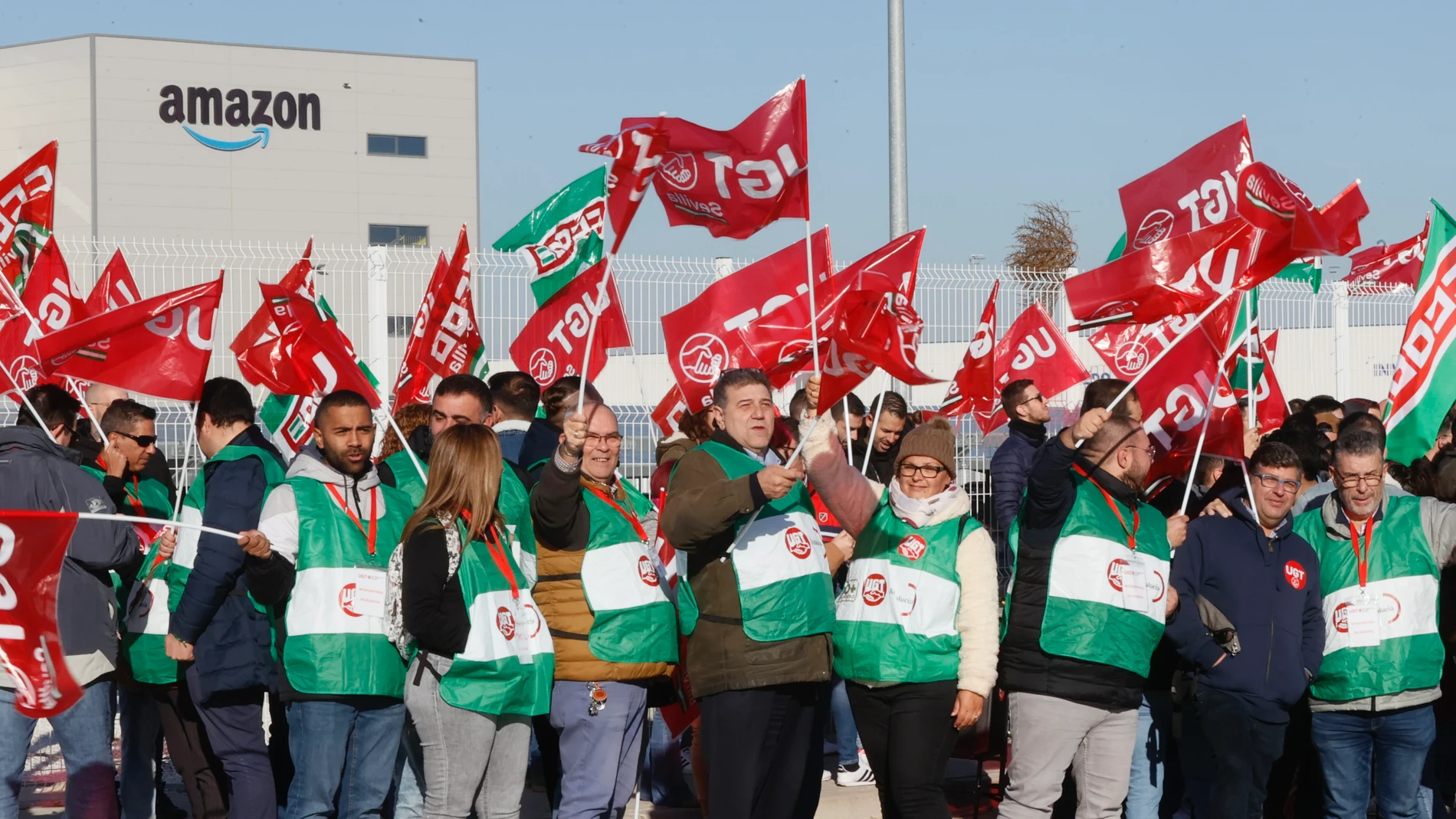 DOS HERMANAS (SEVILLA), 18/12/2023.-Trabajadores del centro logístico de Amazon en Dos Hermanas (Sevilla) se han concentrado este lunes tras la convocatoria de huelga indefinida por parte de los sindicatos que componen el comité de empresa (UTG, CCOO y FETICO) en la búsqueda de un "salario equiparable, que dignifique y valore el trabajo realizado por todas las personas del centro". EFE/José Manuel Vidal