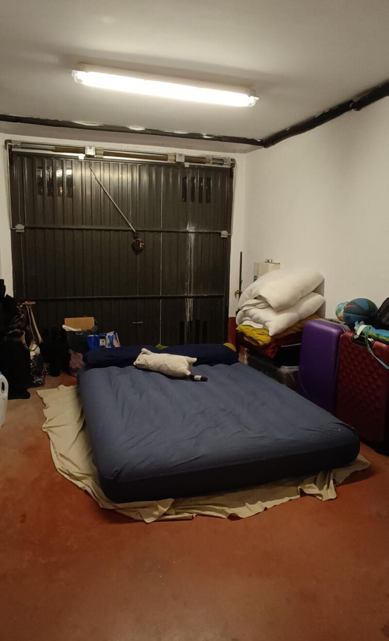 Uno de los garajes en el que está durmiendo una familia afectada