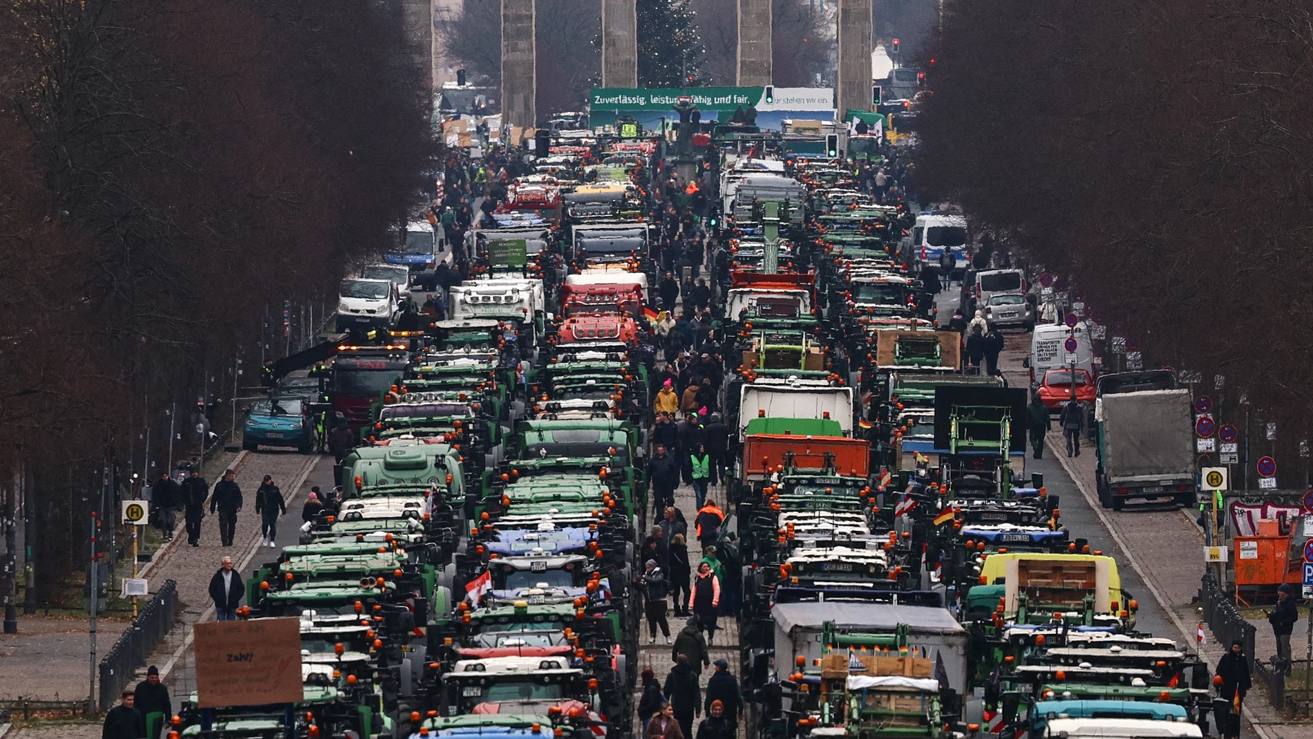 Berlin (Germany), 18/12/2023.- Tractors queue at 17 Juni street during a farmers protest in Berlin, Germany, 18 December 2023. Farmers demonstrate in Berlin against agricultural policy and planned abolition for agricultural diesel. (Protestas, Alemania) EFE/EPA/FILIP SINGER 
