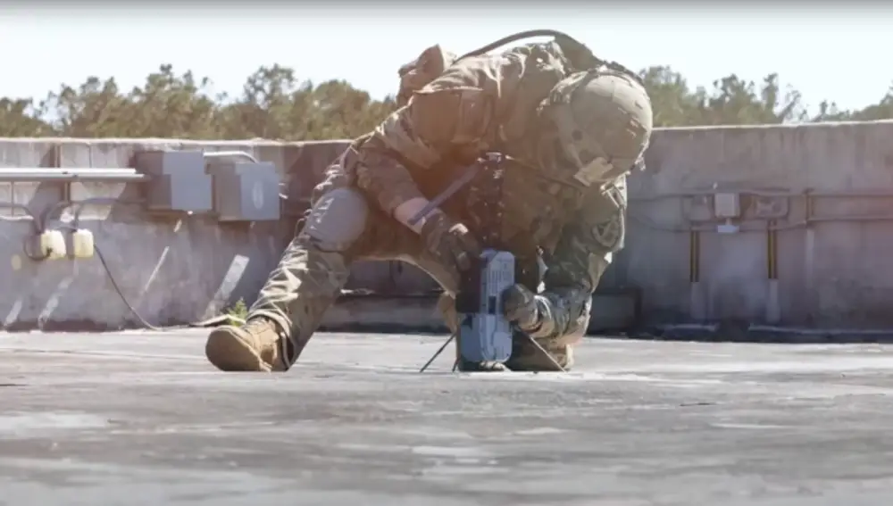 Un soldado estadounidense opera un Spike Firefly en el Army Expeditionary Warrior Experiment (AEWE) 2022.