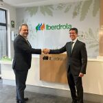 El presidente de COAF Palencia, Antonio Landa, y el director comercial de Iberdrola en Castilla y León, Celiano García, suscriben el acuerdo