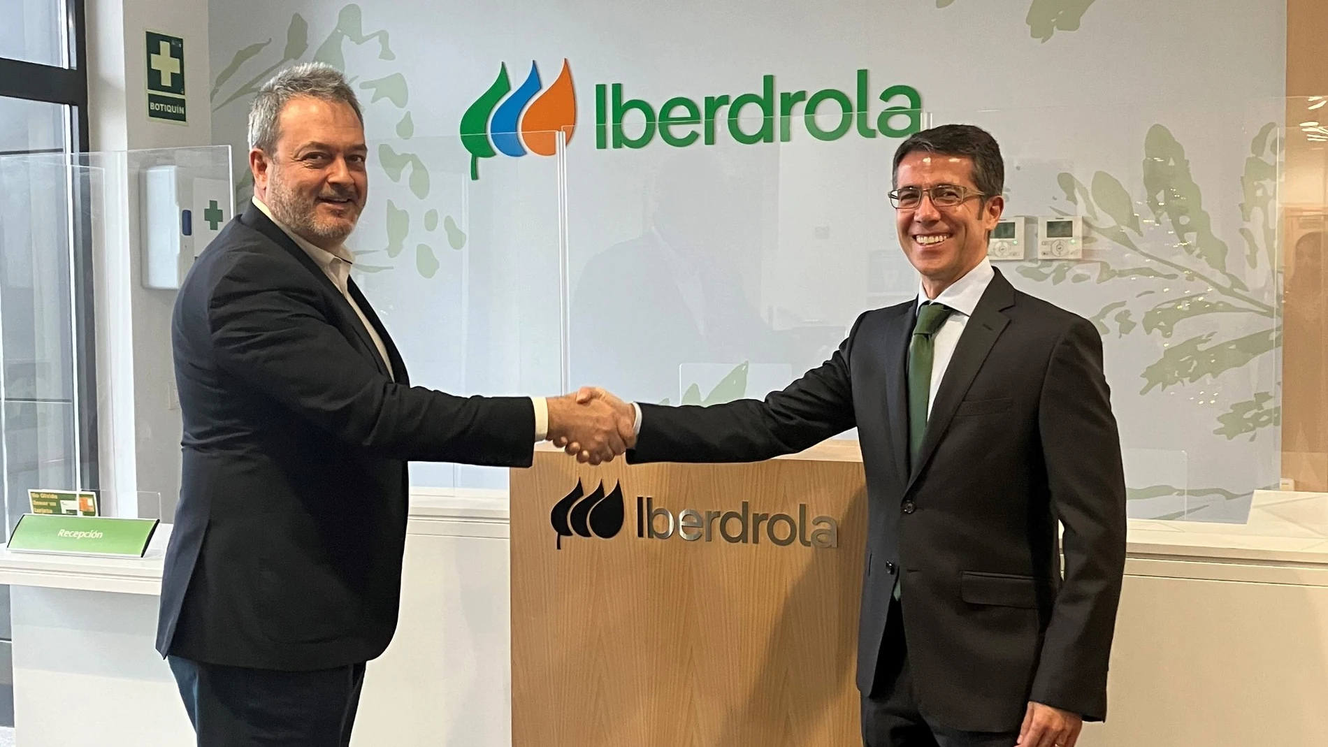 El presidente de COAF Palencia, Antonio Landa, y el director comercial de Iberdrola en Castilla y León, Celiano García, suscriben el acuerdo