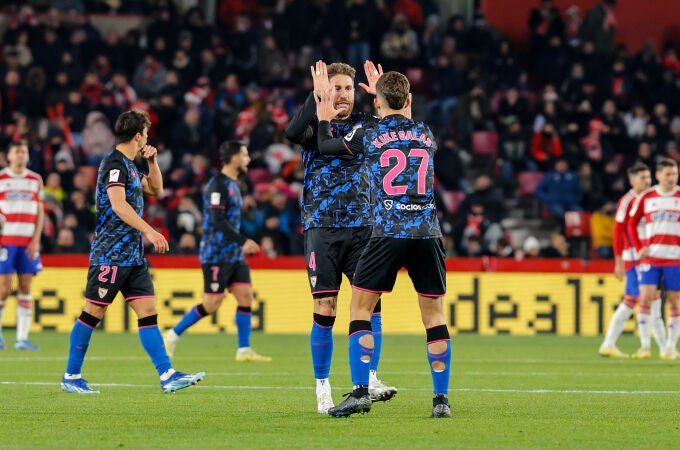 Sergio Ramos y Kike Salas celebran el tercer gol del Sevilla