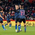 Sergio Ramos y Kike Salas celebran el tercer gol del Sevilla