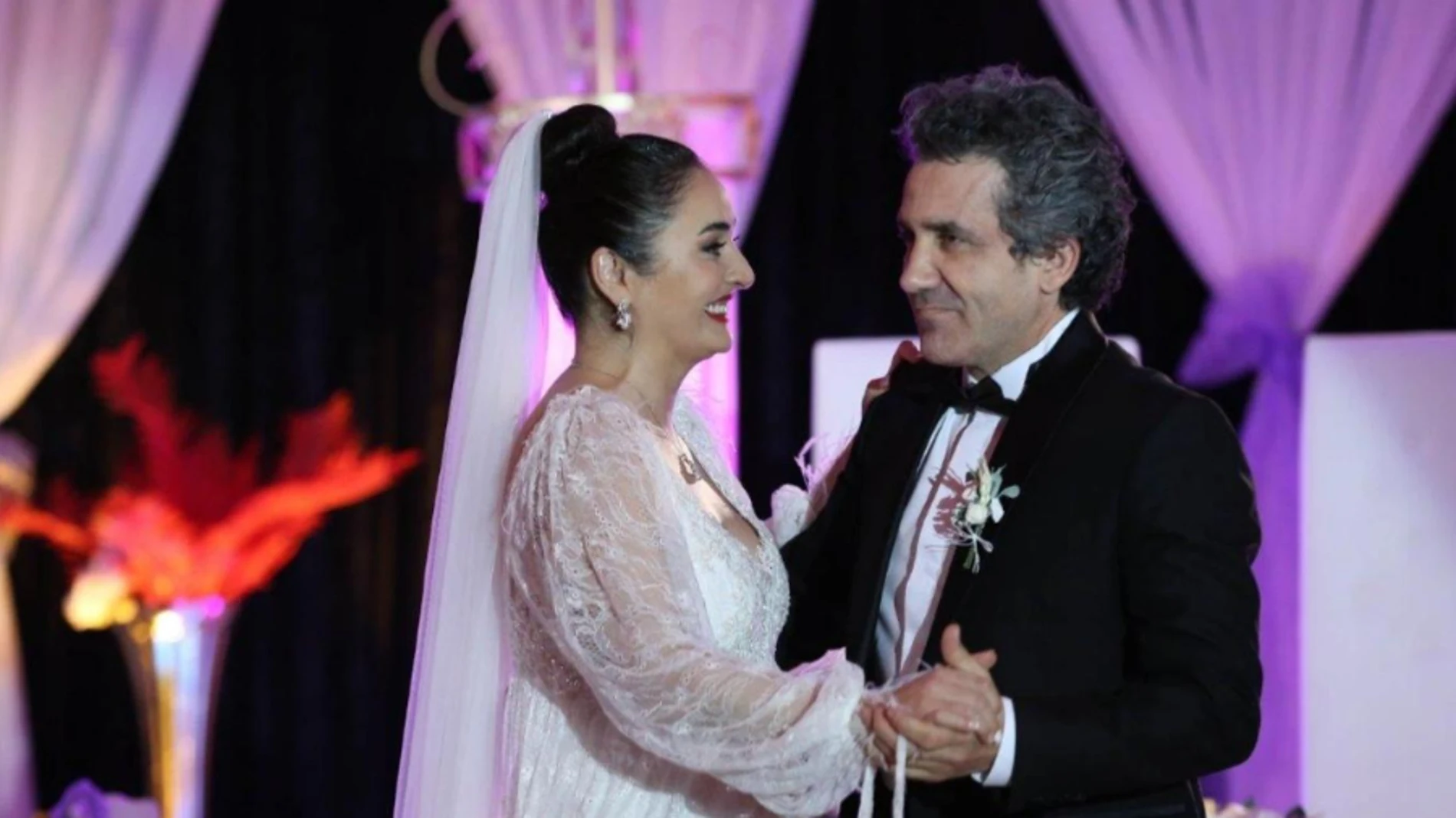 Sengül y Orhan celebrando su boda