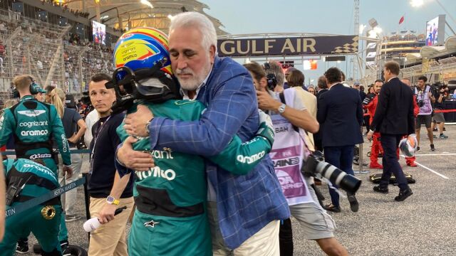 Abrazo entre Lawrence Stroll y Fernando Alonso