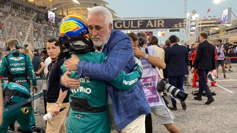 Abrazo entre Lawrence Stroll y Fernando Alonso