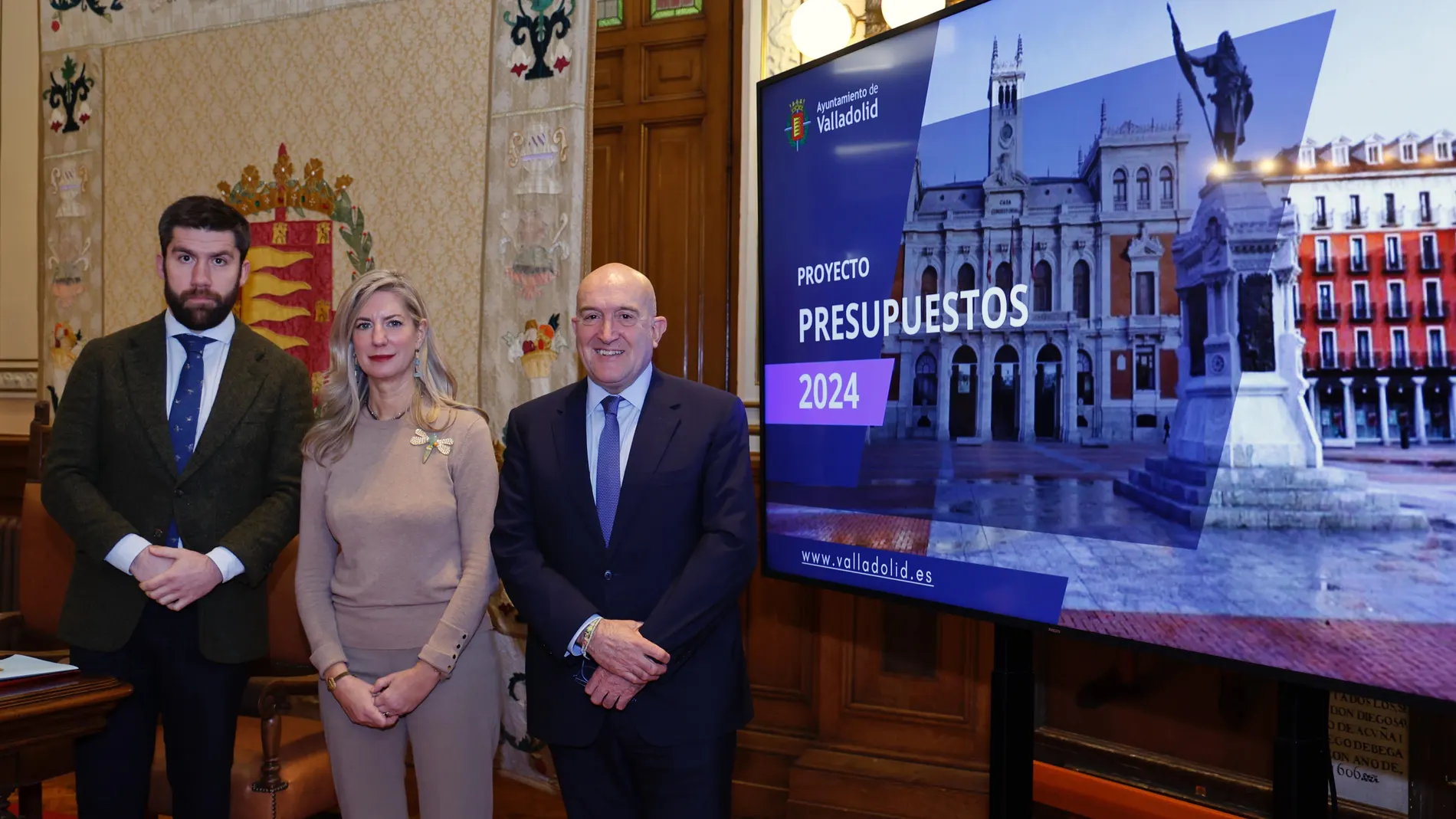 El alcalde de Valladolid, Jesús Julio Carnero, presenta los presupuestos junto a Irene Carvajal y Francisco Blanco