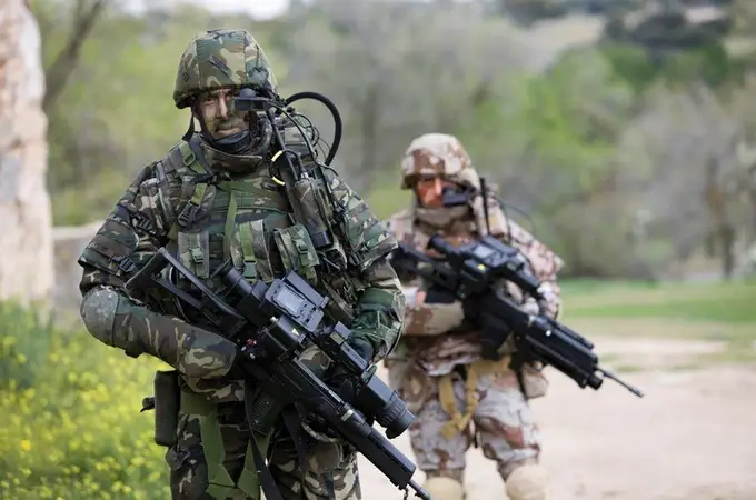 Los soldados españoles, mejor armados y más letales: Defensa invertirá 65 millones en fusiles, miras, visores, ametralladoras