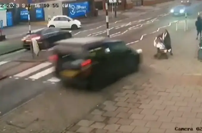 Una mujer y su hijo salen ilesos después de que un coche volcara frente a ellos