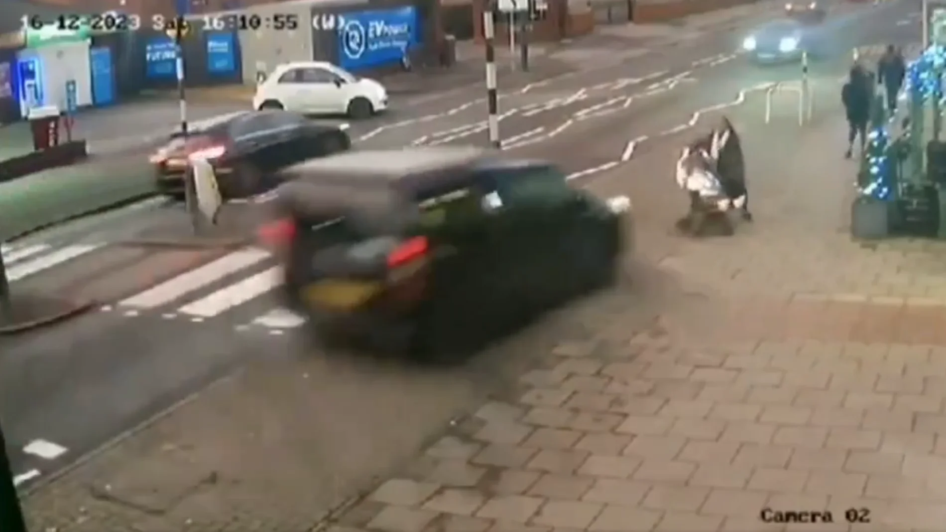 Una mujer y su hijo salen ilesos después de que un coche volcara frente a ellos
