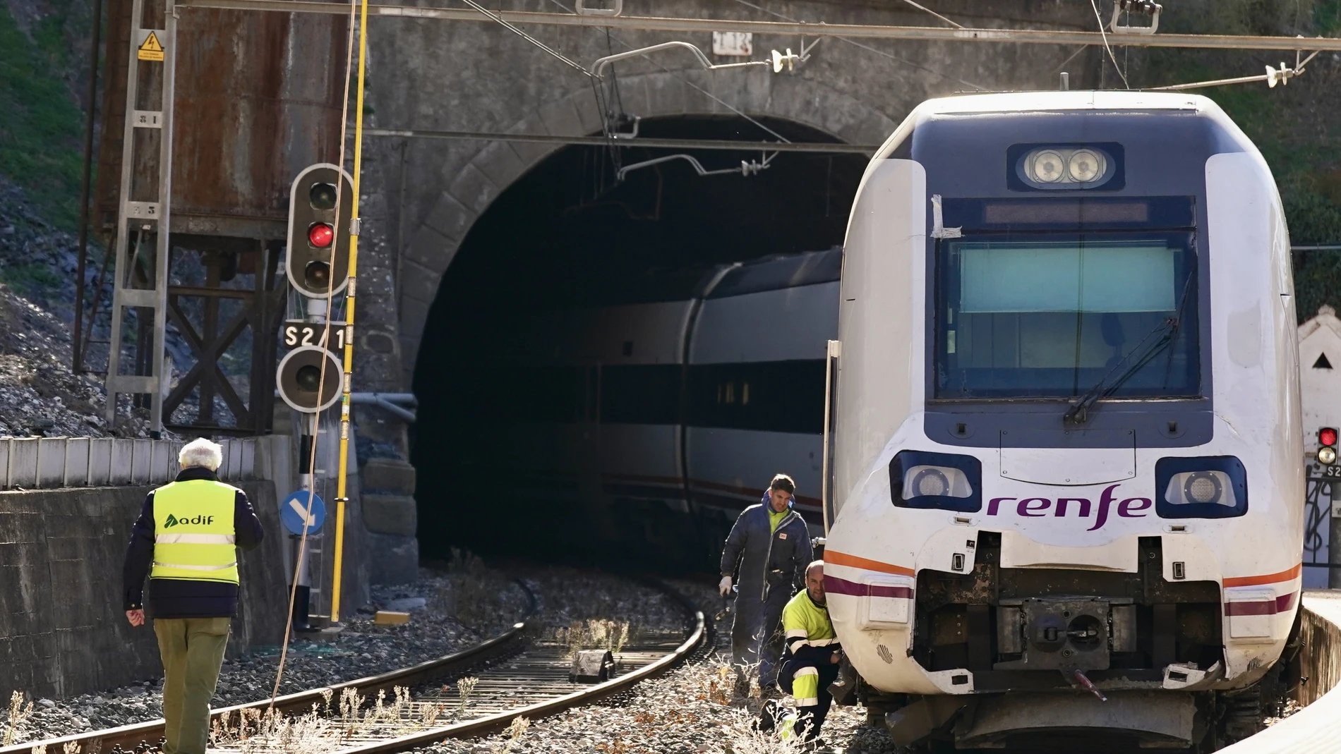 Continúan los trabajos en los trenes accidentados en Álora (Málaga)