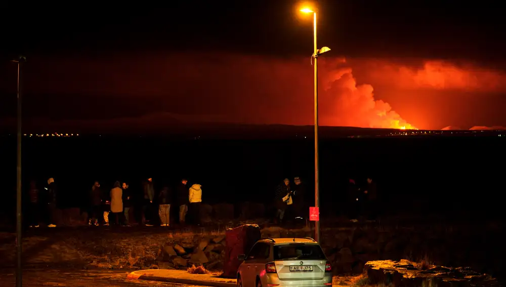 Iceland volcano erupts on Reykjanes peninsula after weeks of intense earthquake activity