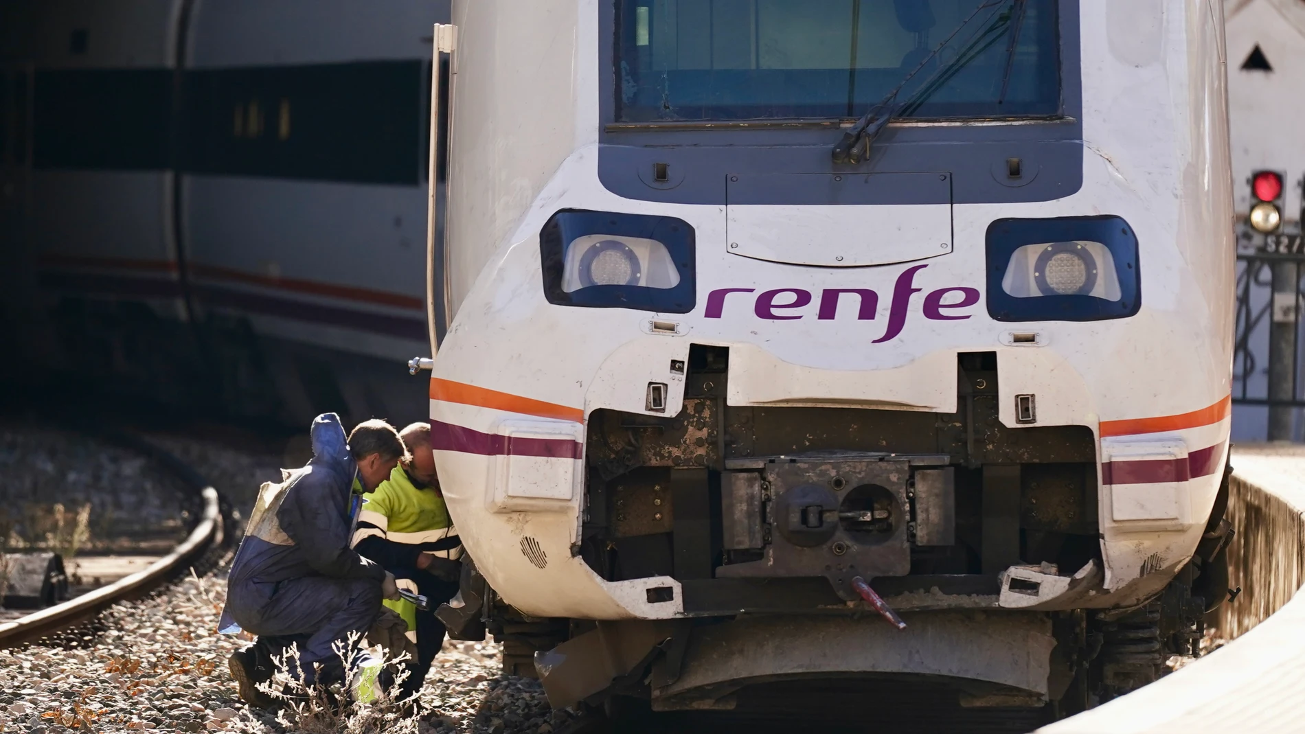 Operarios trabajan en la zona donde este pasado sábado tuvo lugar un choque de dos trenes en el Chorro, en el municipio malagueño de Álora, a 19 de diciembre del 2023 en Álora (Málaga, Andalucía, España). Los operarios continúan trabajando en la zona donde este pasado sábado tuvo lugar un choque de dos trenes en el Chorro, en el municipio malagueño de Álora, que se saldó con más de 250 pasajeros desalojados y 13 heridos leves. 19 DICIEMBRE 2023 Álex Zea / Europa Press 19/12/2023