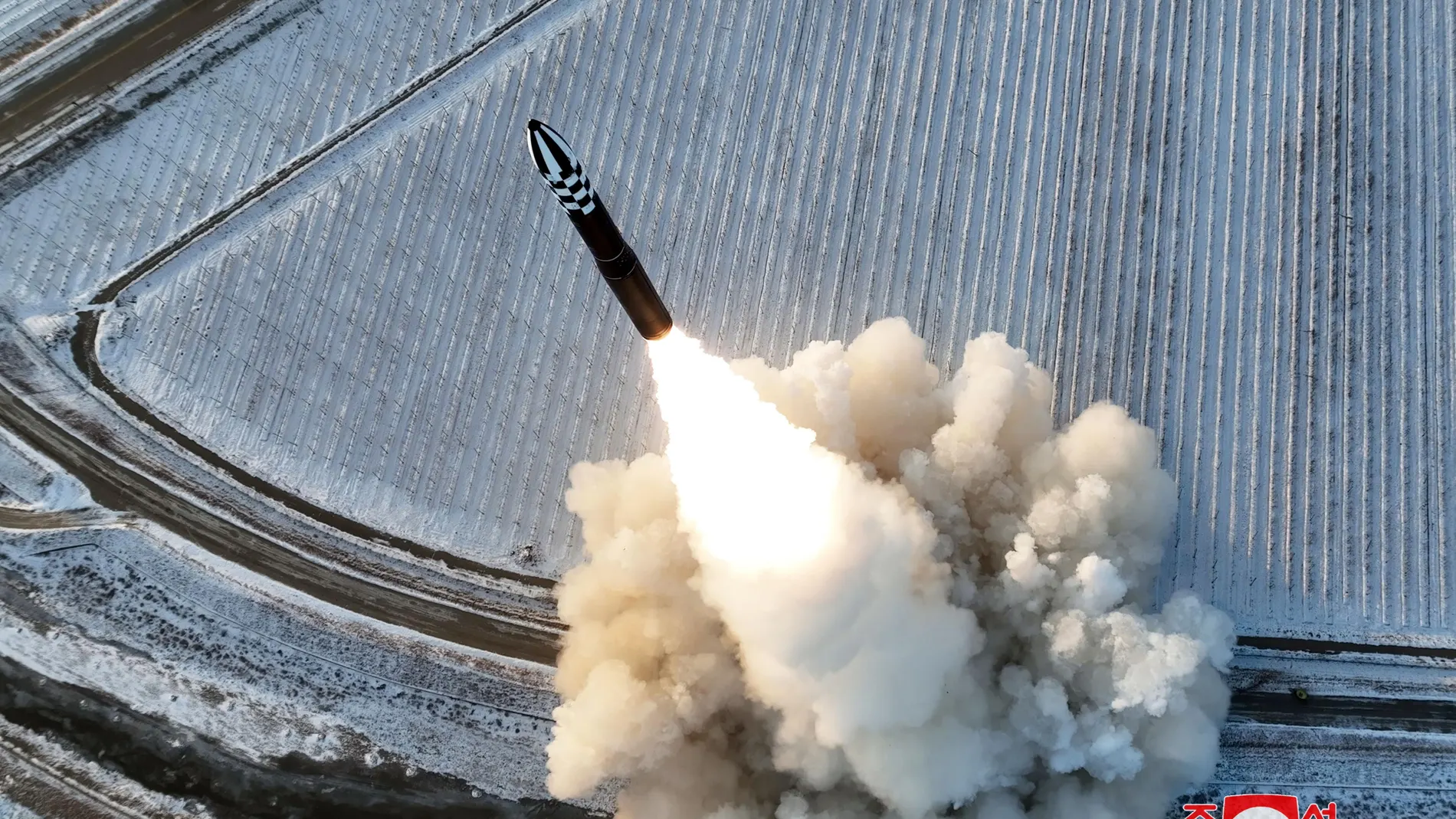 (Korea, Democratic People''s Republic Of), 18/12/2023.- A photo released by the official North Korean Central News Agency (KCNA) shows the launch of a Hwasong-18 solid-fuel intercontinental ballistic missile (ICBM), at an undisclosed location in North Korea, 18 December 2023 (issued 19 December 2023). According to KCNA, the ICBM flew 1,002.3 kilometers for 4,415 seconds at a maximum altitude of 6,518.2 km before 'accurately' hitting the East Sea. EFE/EPA/KCNA EDITORIAL USE ONLY EDITORIAL USE ...