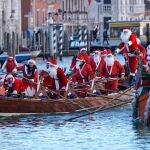 Regata Navideña en Venecia con decenas de tripulantes vestidos de Papá Noel