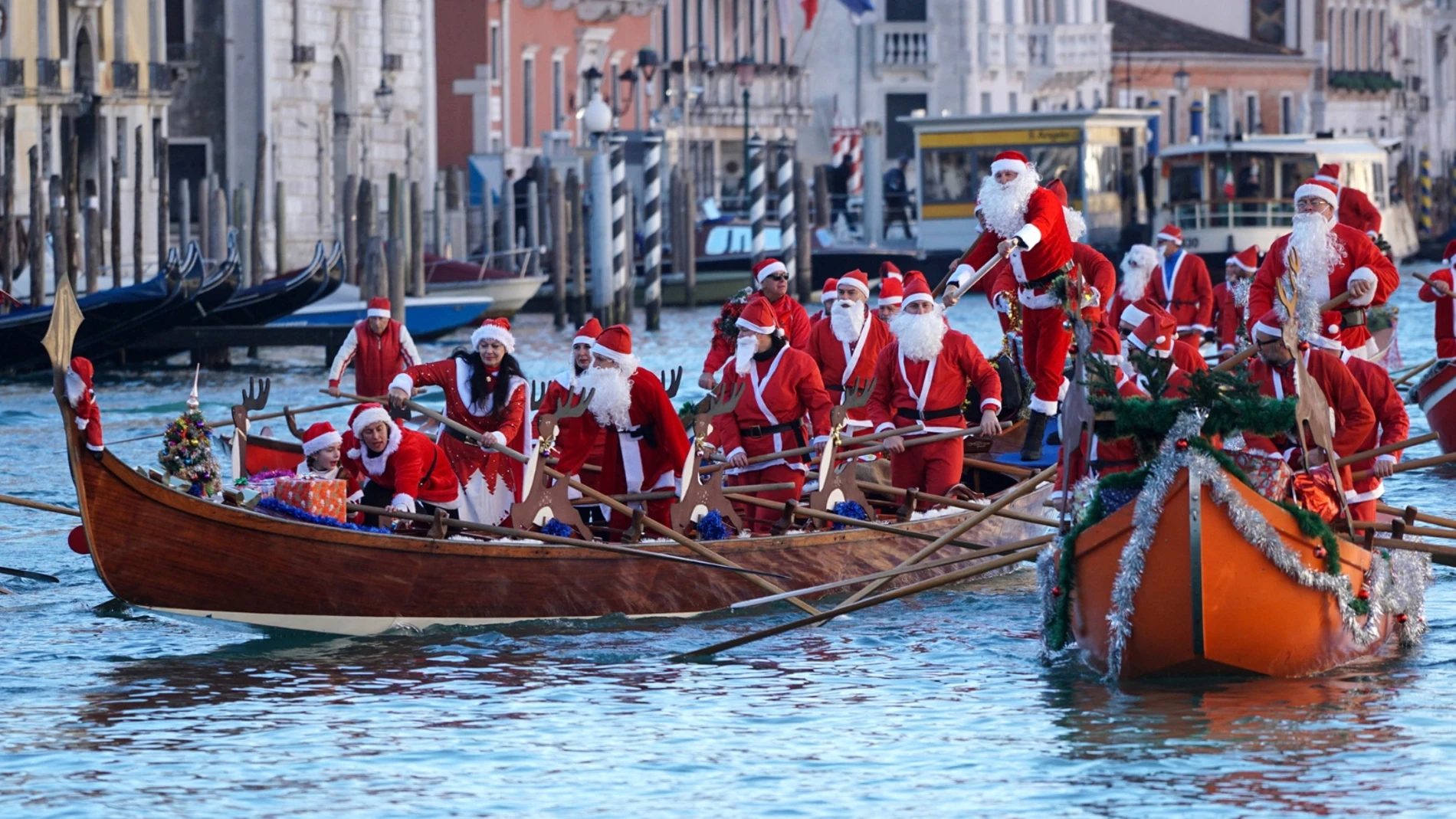 Regata Navideña en Venecia con decenas de tripulantes vestidos de Papá Noel