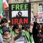 Exiliados iraníes protestan en Fráncfurt contra una ejecución en Teherán