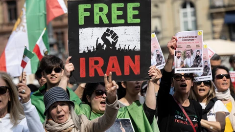 Exiliados iraníes protestan en Fráncfurt contra una ejecución en Teherán