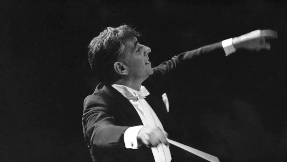 Bernstein dirige la Orquesta Filarmónica de Nueva York en el concierto inaugural en el nuevo Philharmonic Hall de Nueva York, en 1962