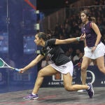 La jugadoras de squash egipcias Raneem El Welily y Nour El Sherbini en la final individual femenino del Campeonato Mundial de Squash Femenino de la PSA en la Pista de Cristal de las Pirámides