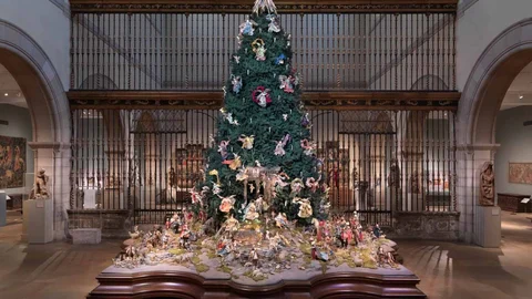 La reja expoliada protagoniza la felicitación navideña del Metropolitan