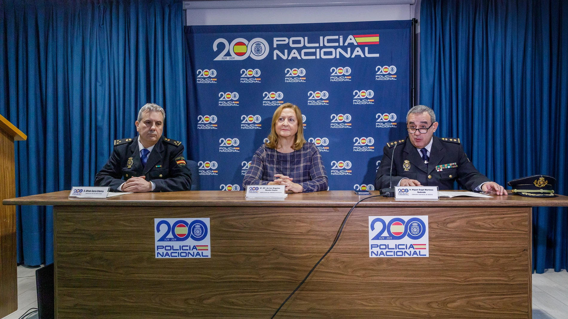 La subdelegada del Gobierno, Marian Rueda (C); el Inspector Jefe de Grupo BPE y F, Alfredo García Ordorica (I); y el comisario jefe de la Policía Nacional en Segovia, Miguel Ángel Martínez (D); informan sobre una importante operación contra el fraude a la Seguridad Social