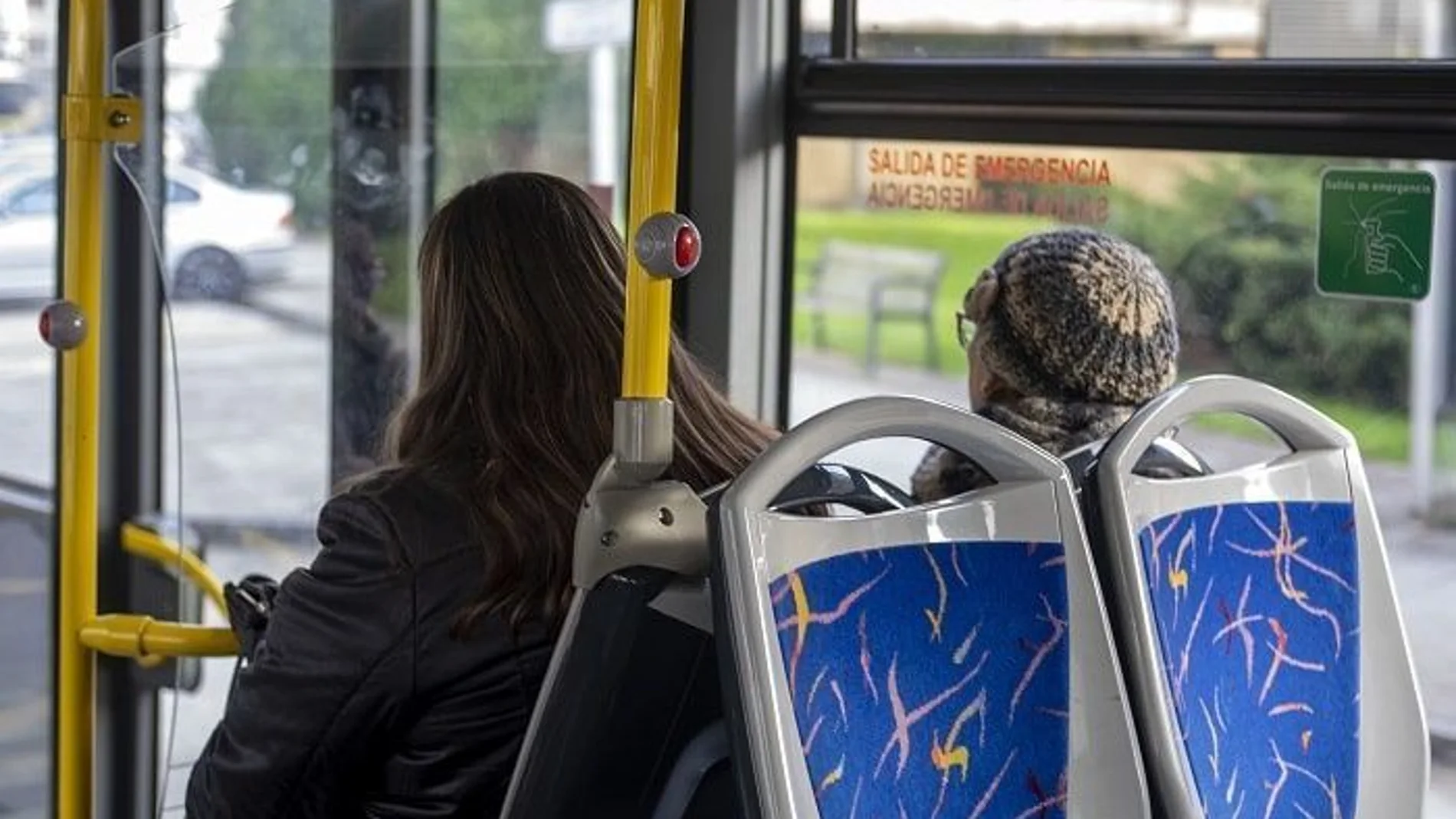 Susto en Amoeiro (Ourense): 13 viajeros ilesos, once de ellos niños, tras salirse de la vía un bus escolar
