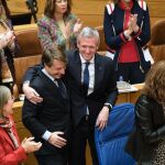 Alfonso Rueda felicita al conselleiro de Hacienda, Miguel Corgos, tras la aprobación del presupuesto. 