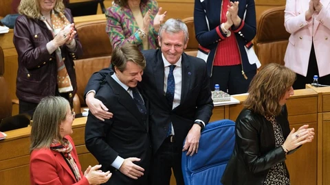 Alfonso Rueda felicita al conselleiro de Hacienda, Miguel Corgos, tras la aprobación del presupuesto.