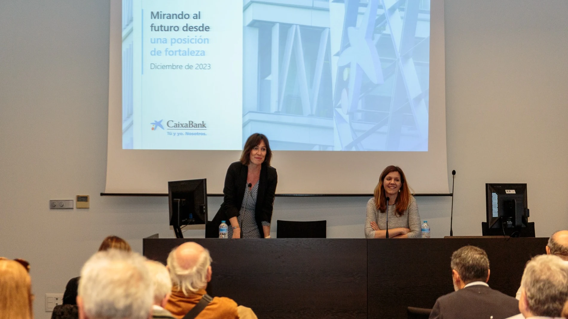 CaixaBank se reúne con sus accionistas de Sevilla para explicarles los últimos resultados de la entidad. ARTURO CUENCA 18/12/2023