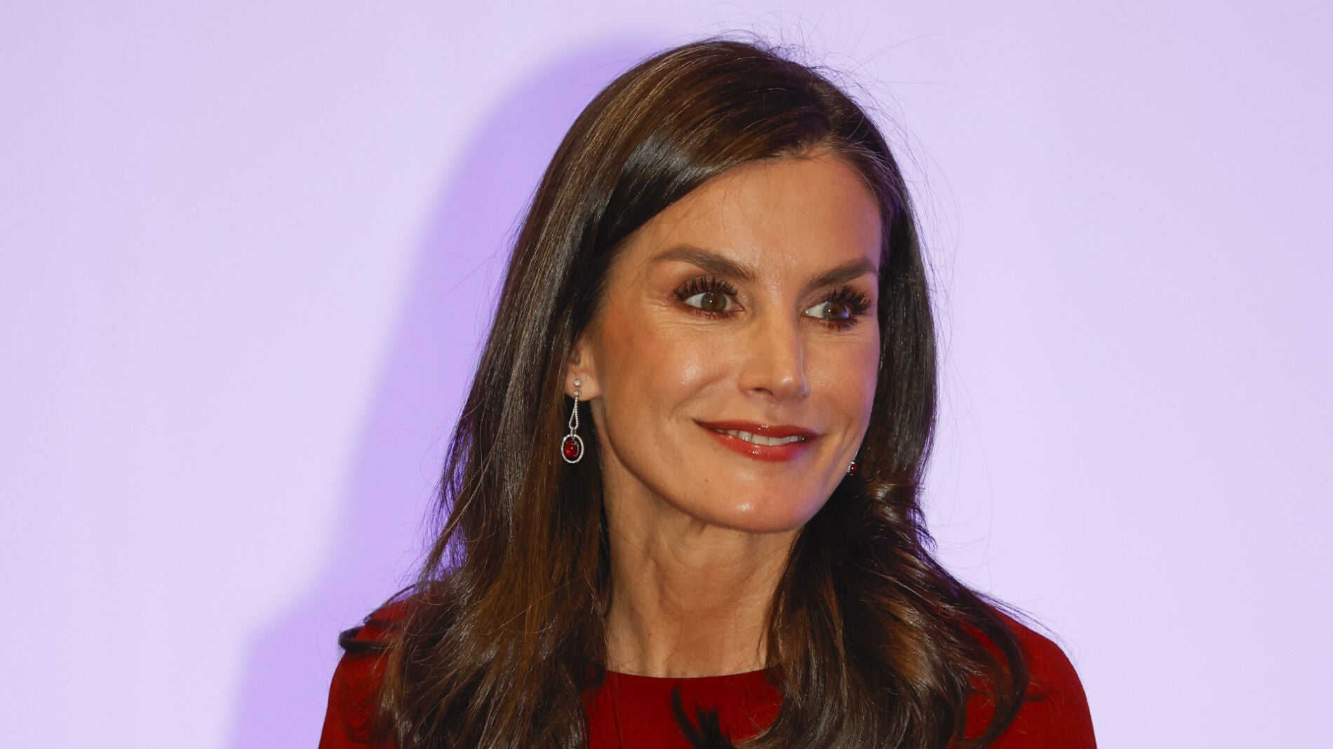 La Reina Letizia Se Pone Navideña En Asturias Con Vestido Rojo Y Las ...