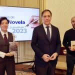 Beatriz García y Víctor Herrero junto al alcalde de Salamanca, Carlos García Carbayo