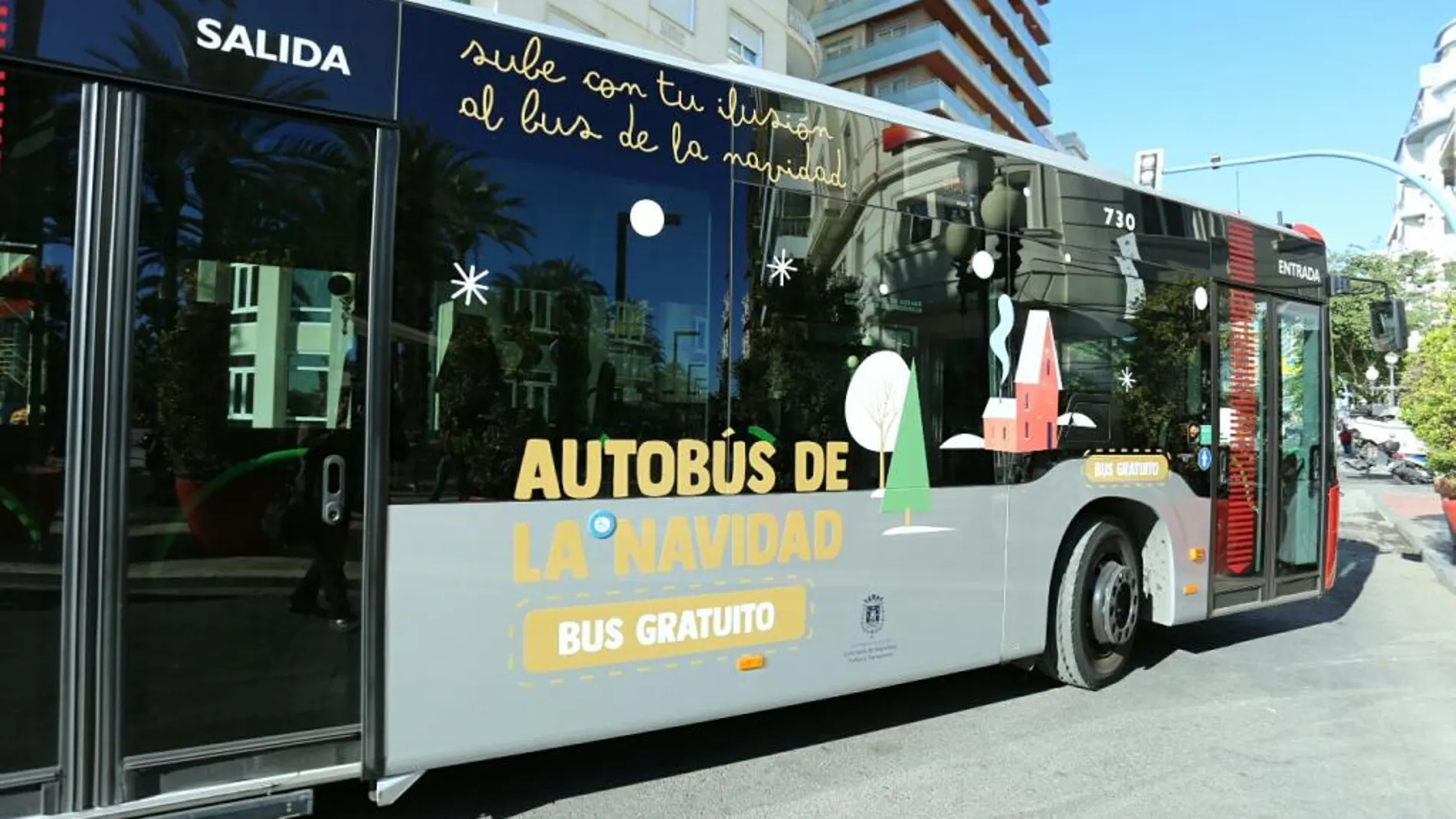 El autobús de la Navidad recorre de manera gratuita los puntos de Alicante clave de estas fechas.