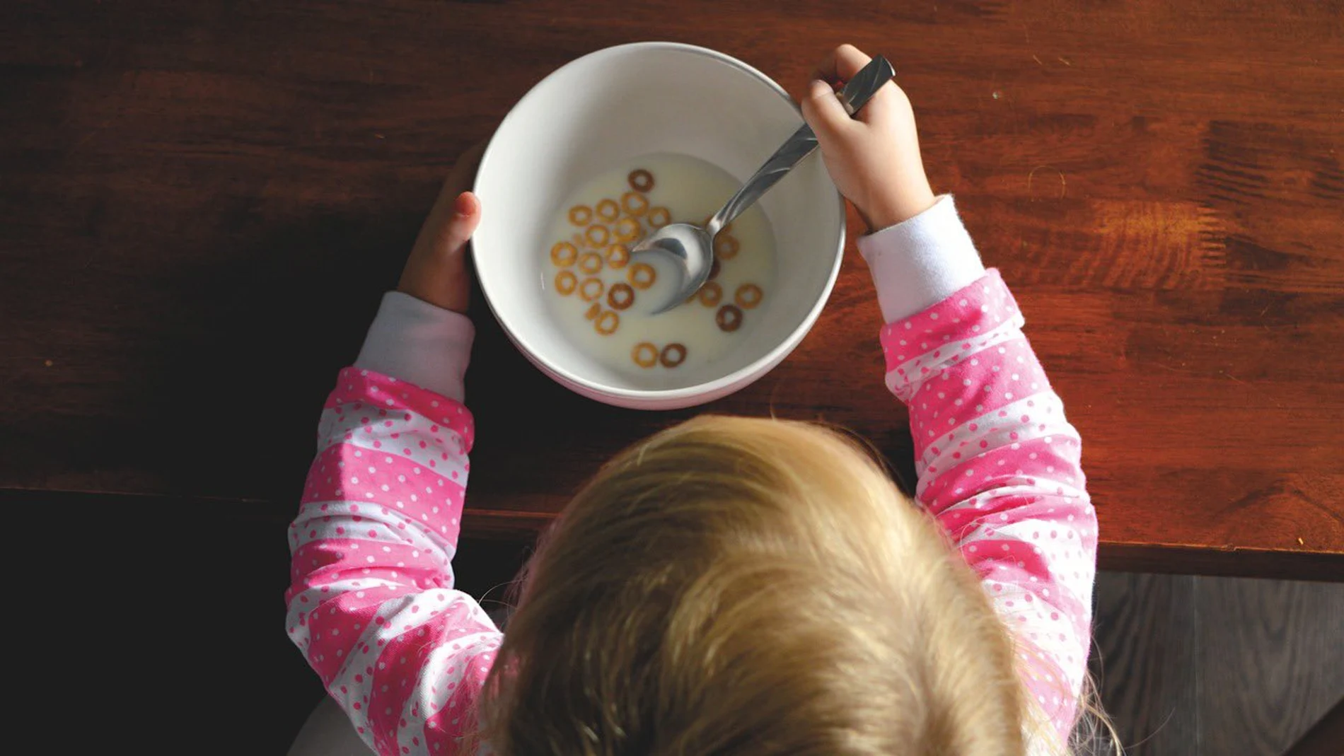 Una niña durante un desayuno