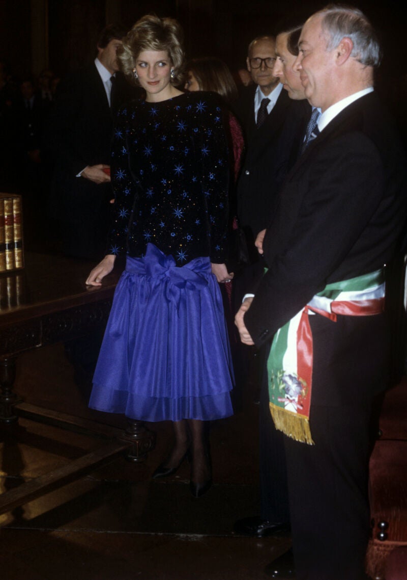 La princesa Diana de Gales con el vestido que ha alcanzado un millón de dólares