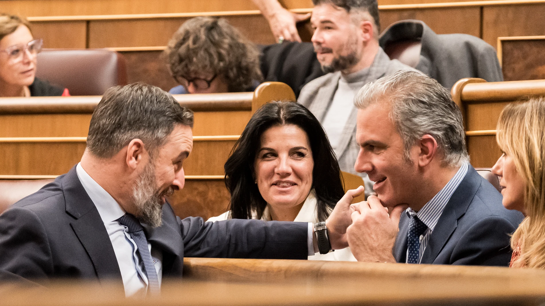 El líder de Vox, Santiago Abascal bromea con el portavoz de Vox en el Ayuntamiento de Madrid, Javier Ortega Smith, durante un pleno en el Congreso de los Diputados, a 19 de diciembre de 2023, en Madrid (España). El Pleno del Congreso tiene previsto debatir el próximo 9 de enero, en una sesión extraordinaria, las enmiendas de totalidad a la proposición de Ley de Amnistía que han anunciado el PP y Vox. Una vez que se rechacen, la norma pasará a debatirse primero en ponencia y después en la Comi...