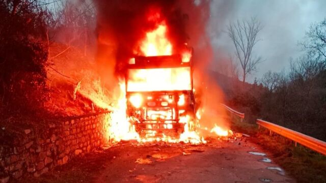Buscan a un camionero en La Rioja que abandonó su vehículo en llamas