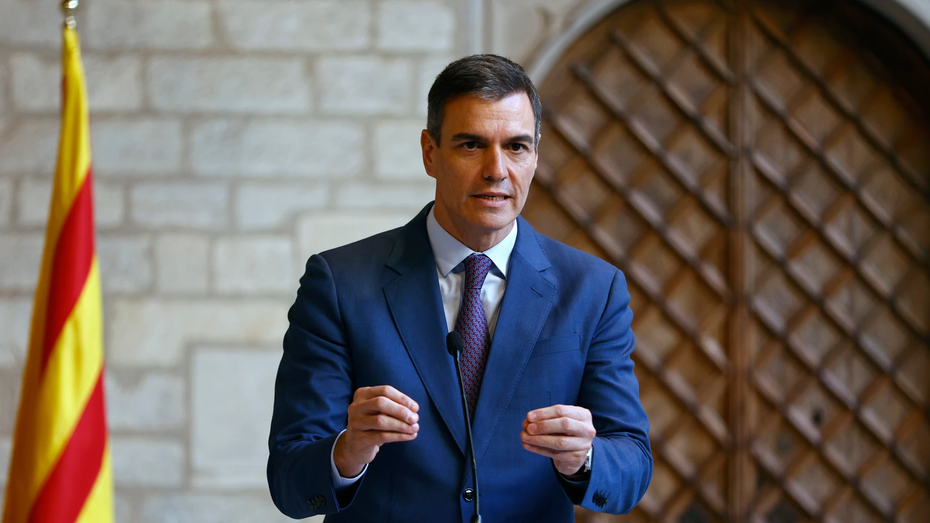 GRAFCAT7728. BARCELONA, 21/12/2023.- El presidente del Gobierno, Pedro Sánchez, durante su comparecencia ante los medios de comunicación tras la reunión que ha mantenido este jueves con el presidente de la Generalitat, Pere Aragonès, en el Palau de la Generalitat, el primer encuentro entre ambos desde el 15 de julio de 2022. EFE/Quique García