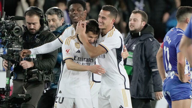 Lucas Vázquez celebra con Fran García el gol del triunfo ante el Alavés